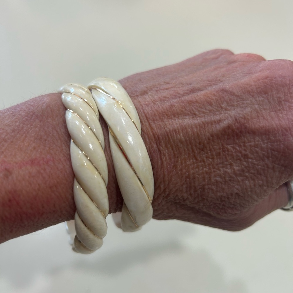 One of two Elegant Ivory with 14 Karat Gold Wire Twisted Bracelet. - Picture 4 of 8